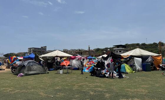 En el estadio César Nieves de La Guaira, decenas de familias desplazadas por los terremotos se alojan en refugios provisionales.